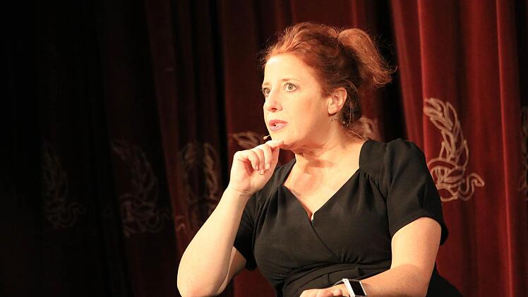 Luise Kinseher im Kurtheater Foto: Benedikt Borst