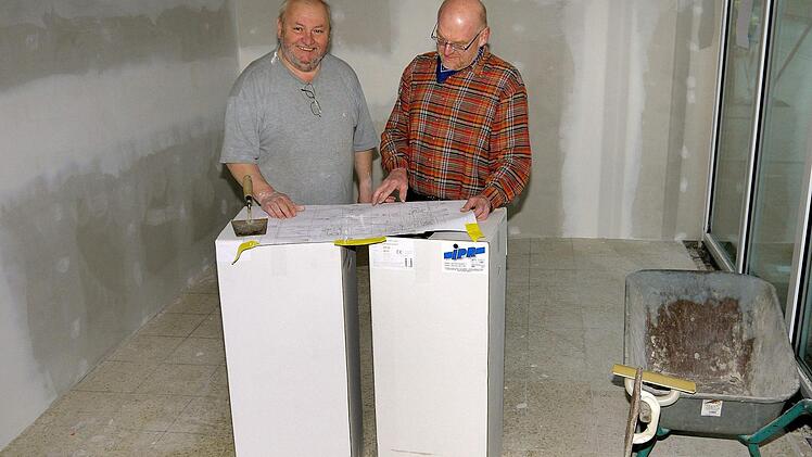 Besprechung: Im Raum, der ab Sommer die Cafeteria im "Itzgrundmarkt" beherbergen wird, sprechen Wolfgang Vogt (links) und Dieter Scherbel den nächsten Arbeitseinsatz ab.Foto: Berthold Köhler