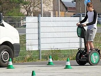 Ausprobieren konnten die Besucher am Samstag vieles, zum Beispiel einen Parcours für Segways. Foto: Richard Sänger