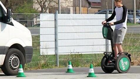 Ausprobieren konnten die Besucher am Samstag vieles, zum Beispiel einen Parcours für Segways. Foto: Richard Sänger