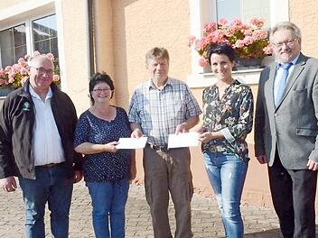 Spendenübergabe des BBV-Kreisverbandes Kronach an die Kindergärten im Markt Pressig. Von links Erwin Schwarz, Michaela Scherbel, Alfred Trebes, Maria Kotschenreuther und Bürgermeister Hans Pietz  Foto: K.- H. Hofmann