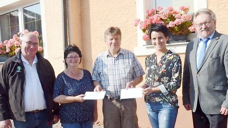Spendenübergabe des BBV-Kreisverbandes Kronach an die Kindergärten im Markt Pressig. Von links Erwin Schwarz, Michaela Scherbel, Alfred Trebes, Maria Kotschenreuther und Bürgermeister Hans Pietz  Foto: K.- H. Hofmann