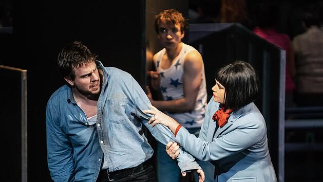 Drama eines Außenseiters: Benjamin Brittens Oper "Peter Grimes" feierte ihre Coburger Erstaufführung am Landestheater (Szene mit Roman Payer in der Titelrolle, Olga Shurshina als Witwe Ellen Orford und Thomas Kaschel (Hintergrund) als Lehrling von Peter Grimes.Foto: Sebastian Buff