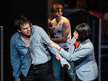 Drama eines Außenseiters: Benjamin Brittens Oper "Peter Grimes" feierte ihre Coburger Erstaufführung am Landestheater (Szene mit Roman Payer in der Titelrolle, Olga Shurshina als Witwe Ellen Orford und Thomas Kaschel (Hintergrund) als Lehrling von Peter Grimes.Foto: Sebastian Buff