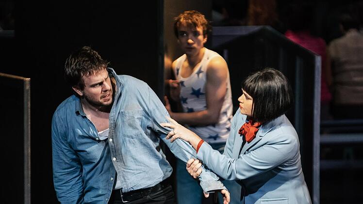 Drama eines Außenseiters: Benjamin Brittens Oper "Peter Grimes" feierte ihre Coburger Erstaufführung am Landestheater (Szene mit Roman Payer in der Titelrolle, Olga Shurshina als Witwe Ellen Orford und Thomas Kaschel (Hintergrund) als Lehrling von Peter Grimes.Foto: Sebastian Buff