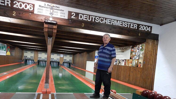 20 Zentimeter fehlen nach links und rechts, mindestens. Die Vorschrift fordert 8,50 Meter, die Breite aber beträgt nur 7,70 Meter. Die Bahnen von Hans-Karl Brütting sind zu klein. Eine Verbreiterung im denkmalgeschützten Gebäude nicht möglich. So muss der SKC mit seinem Bundesliga-Team nach Bamberg ausweichen. Foto: Udo Schilling