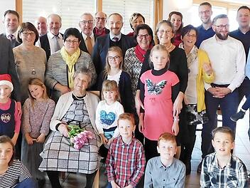 Die Jubilarin Anna Dörfler (vorne sitzend) im Kreis der großen Gästeschar. Foto: Horst Wunner