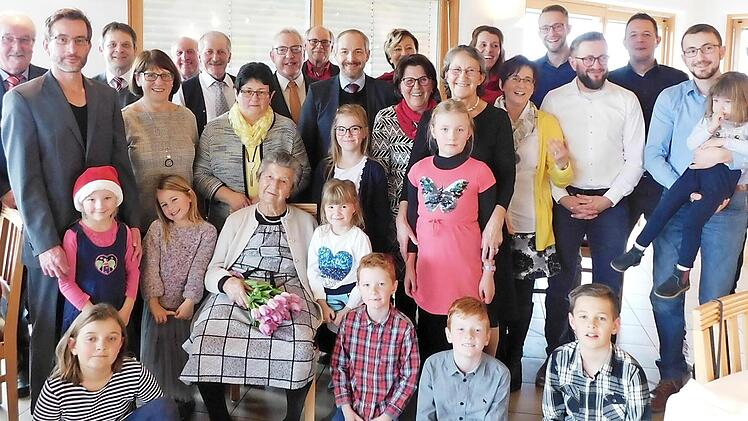 Die Jubilarin Anna Dörfler (vorne sitzend) im Kreis der großen Gästeschar. Foto: Horst Wunner