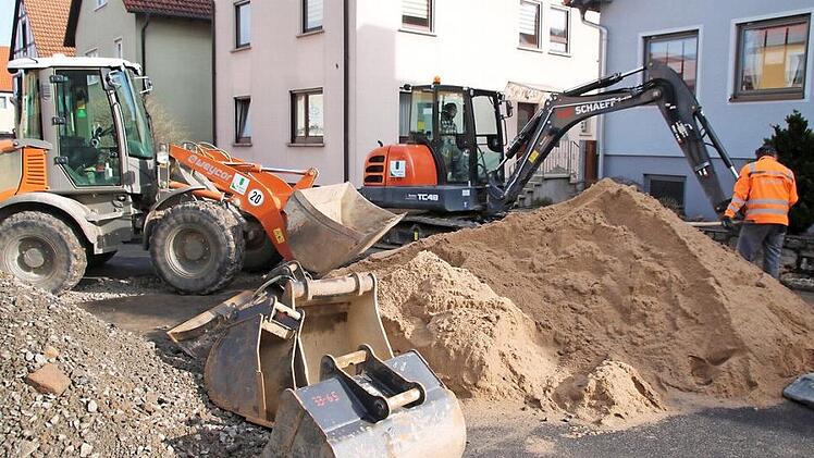 Die Bauarbeiten an der Ortsdurchfahrt Reichenbach haben begonnen. Sie dauern bis Juni 2021 an.  Fotos: Thomas Malz