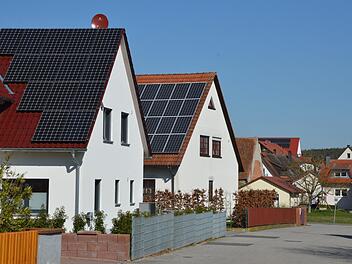 Schon viele Bauherren nutzen die Sonnenenergie auf den Dächern ihrer Wohnhäuser, wie hier in Beutelsdorf.  Foto: Bernhard Panzer