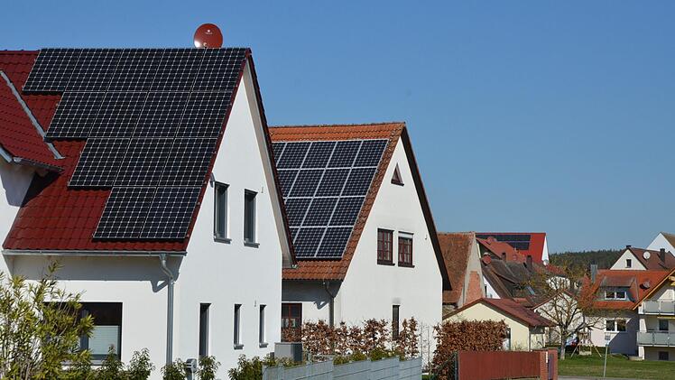 Schon viele Bauherren nutzen die Sonnenenergie auf den Dächern ihrer Wohnhäuser, wie hier in Beutelsdorf.  Foto: Bernhard Panzer
