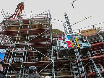 Das mächtige Gerüst wird noch wachsen - bis auf die Höhe des Rathausturmes Fotos: Barbara Herbst