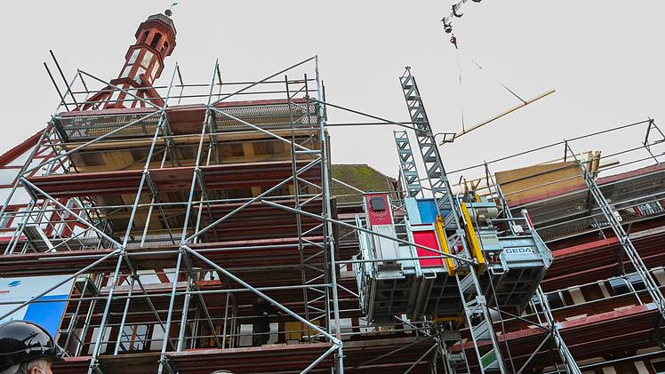 Das mächtige Gerüst wird noch wachsen - bis auf die Höhe des Rathausturmes Fotos: Barbara Herbst