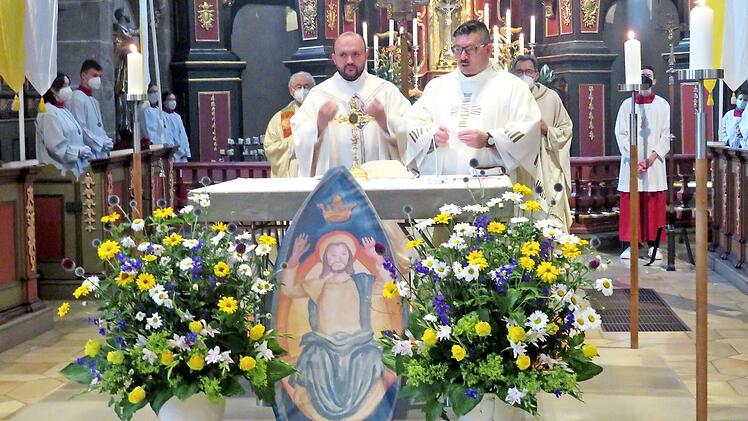 Sebastian Heim (l.) und Joachim Cibura bei der Nachprimizfeier in der Kirche St. Michael in Neunkirchen