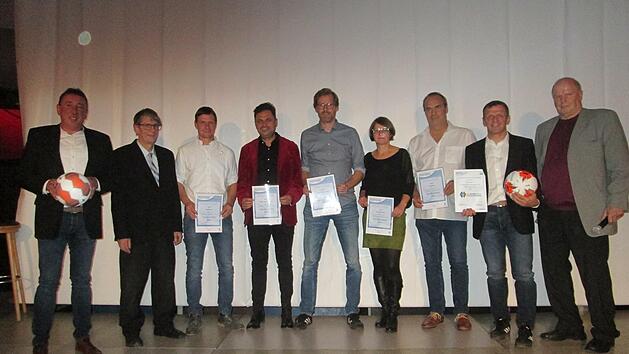 Vorsitzender Dieter Schaub (links) und Klaus Eisenmann (2. von links) gratulierten den langjährigen Ehrenamtlichen Ralf Franz, Rainer Brandenstein, Bernd Resenberger, Christine Ebert, Ralf Kalus sowie Christian Schipper (von links mit Urkunden) Auch BVF-Kreisvorsitzender Rainer Lochmüller(rechts) dankte. Foto: Winfried Ehling