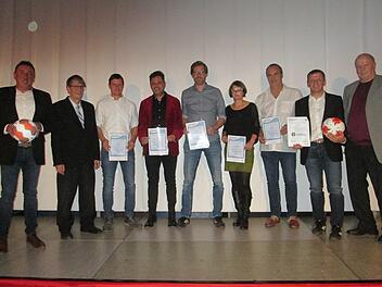 Vorsitzender Dieter Schaub (links) und Klaus Eisenmann (2. von links) gratulierten den langjährigen Ehrenamtlichen Ralf Franz, Rainer Brandenstein, Bernd Resenberger, Christine Ebert, Ralf Kalus sowie Christian Schipper (von links mit Urkunden) Auch BVF-Kreisvorsitzender Rainer Lochmüller(rechts) dankte. Foto: Winfried Ehling