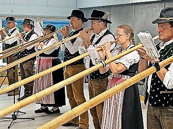 In unterschiedlichen Formationen traten die Alphornbläser Schwarze Berge auf.
