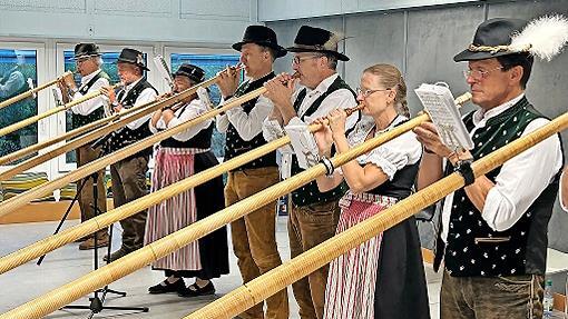 In unterschiedlichen Formationen traten die Alphornbläser Schwarze Berge auf.