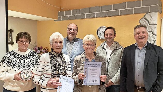 Birgit Raab, Ursel Pöhlmann, Kreisvorsitzender Mathias Schneider, Helga Schneider, Bürgermeister Robert Bosch und Vorsitzender Gerhard Albert (von links).