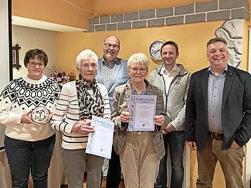Birgit Raab, Ursel Pöhlmann, Kreisvorsitzender Mathias Schneider, Helga Schneider, Bürgermeister Robert Bosch und Vorsitzender Gerhard Albert (von links).