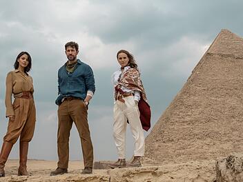 Wer löst das Rätsel der Pyramiden von Gizeh? Jägerin Esme (Eiza González, links) oder die Geschwister Charlotte (Natalie Portman) und Luke Purdue (John Krasinski)?