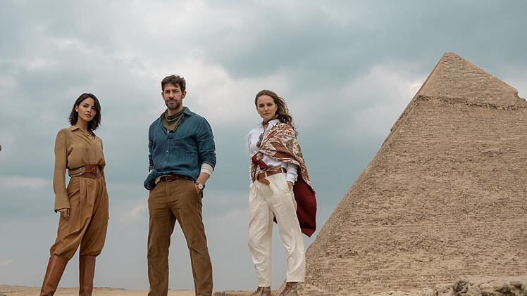 Wer löst das Rätsel der Pyramiden von Gizeh? Jägerin Esme (Eiza González, links) oder die Geschwister Charlotte (Natalie Portman) und Luke Purdue (John Krasinski)?