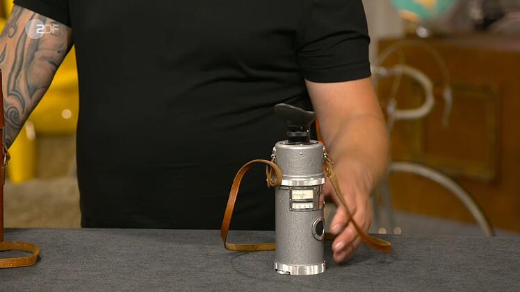 Das Pyrometer "Optix" diente vor Jahrzehnten dazu, Wärmemessungen zu erstellen. Wunschpreis 50 Euro. Sven Deutschmanek verdoppelte. Während Pauritsch an ein "Fernrohr" dachte, erinnerte Leo Leo der Produktname "Optix" an "Asterix"-Comics. Pauritsch bezahlte 150 Euro.