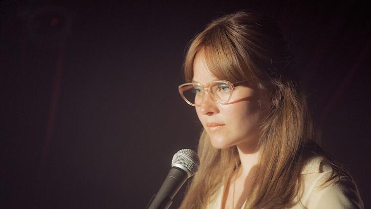 Als Monika Sch&ouml;llack in "Ku'damm 77" darf Sonja Gerhardt in einem Musikclub singen. Die neuen Folgen laufen am Montag, 12., Dienstag, 13., und Mittwoch, 14. Januar jeweils um 20.15 Uhr im ZDF.