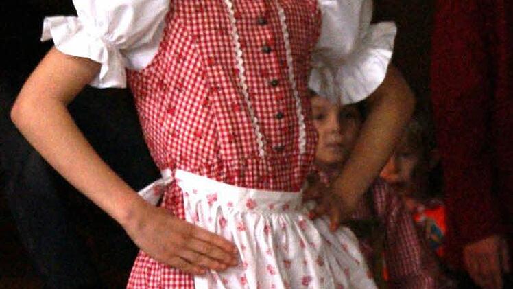 Gruppen des SKK bereicherten den Kinderfasching mit Aufführungen. Auch Lukas Heinkelmann, der den Geißenpeter mimte und die hier als "Heidi" zu sehende Emily Geber rissen die Anwesenden zu Begeisterungsstürmen hin.