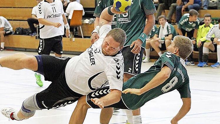 TS Lichtenfels - TV Weidhausen. Sascha Bernecker (am Ball) von der TS Lichtenfels spielte am Kreis mit hohem Einsatz. In dieser Szene bekommt das auch sein Gegenspieler vom TVW, Daniel Recknagel, deutlich zu spüren.  Foto: Heike Günther