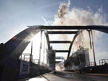 Mit einem Feuerwerk beschloss die Deutsche Bahn am Dienstagmittag an der Mainbrücke bei Wiesen die Bauphase aller 29 Brückenbauwerke.  Fotos: Ronald Rinklef