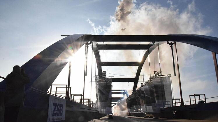 Mit einem Feuerwerk beschloss die Deutsche Bahn am Dienstagmittag an der Mainbrücke bei Wiesen die Bauphase aller 29 Brückenbauwerke.  Fotos: Ronald Rinklef