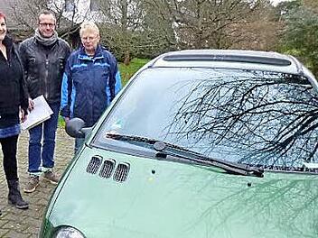 Monika Triebe (r.) spendete ihr altes Auto, das für die Versorgung Asylsuchender eingesetzt wird. Die Hilfen werden über den Lebens-Mittelpunkt in Höchstadt organisiert, den Swenja Ott (Zweite v.r.) leitet, die mit Michael Walter von der Laufer Mühle das Auto entgegennahm. Foto: p
