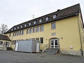 In die ehemalige Schule in der Seilersgasse 8 sollen in Kürze 50 Flüchtlinge, darunter 20 Kinder aus dem Kosovo einziehen. Die Vorbereitungen sind im vollem Gange, unter anderem wurde ein Duschcontainer vor den Eingang angegliedert.  Foto: Gabi Arnold