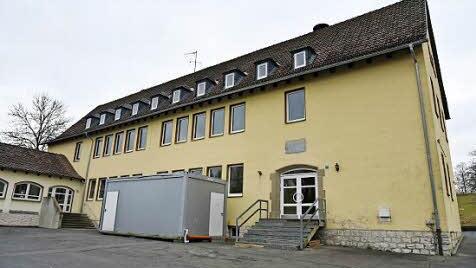 In die ehemalige Schule in der Seilersgasse 8 sollen in Kürze 50 Flüchtlinge, darunter 20 Kinder aus dem Kosovo einziehen. Die Vorbereitungen sind im vollem Gange, unter anderem wurde ein Duschcontainer vor den Eingang angegliedert.  Foto: Gabi Arnold