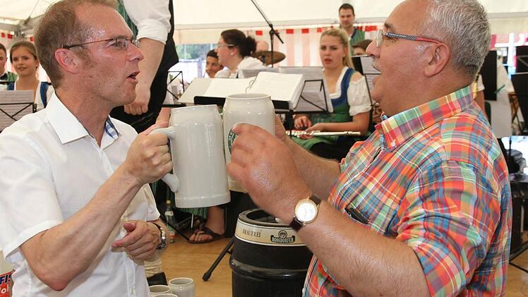 Ein "Prosit der Gemütlichkeit": Bürgermeister Wolfgang Desel (links) und sein ungarischer Kollege Josef Mondrok.