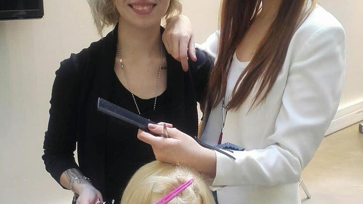 Janine und Laura arbeiten beide bei AK- Der Friseur in den Salons in Bayreuth und Marktschorgast.  Foto: privat