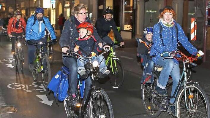 Radfahren in Bamberg ist beliebt. Nicht nur 30 Prozent aller Verkehrsteilnehmer sind Radfahrer, sondern es gibt immer wieder auch Rad-Aktionen wie die Critical Mass, bei der sich Radler "zufällig" treffen und gemeinsam durch die Stadt radeln. Foto: RiegerPress