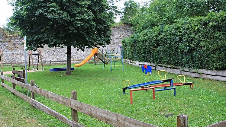 Zwei neue Spielgeräte, ein Baugerüst und einen Sandbagger, sollen auf dem Spielplatz (im Hintergrund die Burgruine) aufgestellt werden. Weitere Verbesserungen werden dort vorgenommen. Foto: Helmut Will