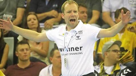 Auch wenn es in dieser Szene den Anschein hat, als ob sich Trainer Jan Gorr von den Unparteiischen ungerecht behandelt fühlte, so hielt sich die Wut des HSC-Chefanweisers gegen die Rhein-Neckar Löwen doch in Grenzen.