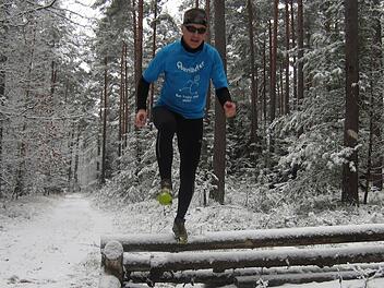 Mal wieder alleine unterwegs: Querläufer Jochen Brosig nahm den Dreikönigslauf in Kersbach in Angriff, mit solchen Wetterbedingungen kann die Läuferfrau allerdings wenig anfangen.  Foto: privat
