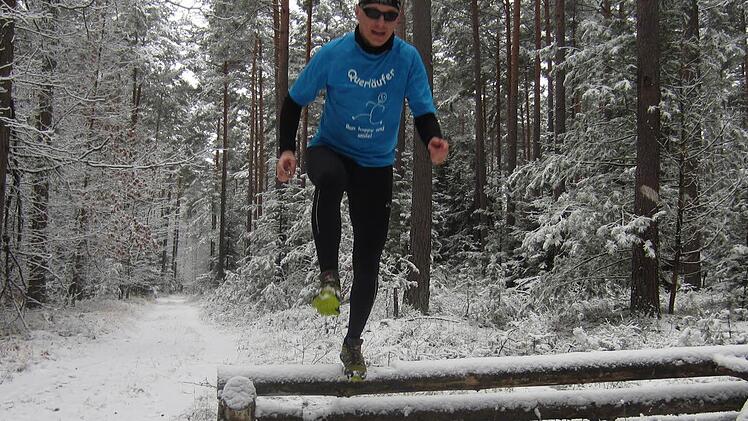 Mal wieder alleine unterwegs: Querläufer Jochen Brosig nahm den Dreikönigslauf in Kersbach in Angriff, mit solchen Wetterbedingungen kann die Läuferfrau allerdings wenig anfangen.  Foto: privat