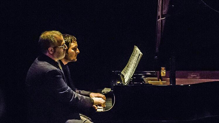 Am Flügel in der Coburger Reithalle: Claudio Rizzi (vorne) und Dominik TremelFoto: Jochen Berger