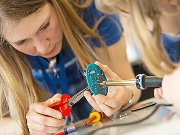 Der Girls' Day soll junge Mädchen auch für technische Berufe begeistern. Den Unternehmen in Bad Staffelstein gelingt es aber nicht immer, dabei Azubis zu gewinnen. Archiv: Kompetenzzentrum Technik-Diversity-Chancengleichheit