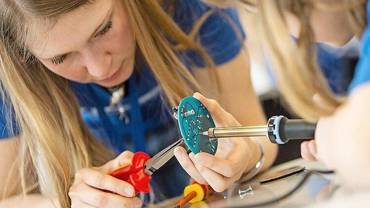 Der Girls' Day soll junge Mädchen auch für technische Berufe begeistern. Den Unternehmen in Bad Staffelstein gelingt es aber nicht immer, dabei Azubis zu gewinnen. Archiv: Kompetenzzentrum Technik-Diversity-Chancengleichheit