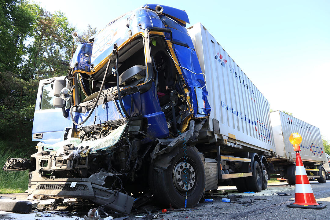 Schwerer Lkw-Unfall auf A3 sorgt für Vollsperrung