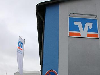 Die Raiffeisenbank in Schwarzach war erwartungsgemäß Thema bei der Bürgerversammlung. Foto: Archiv/Jürgen Gärtner