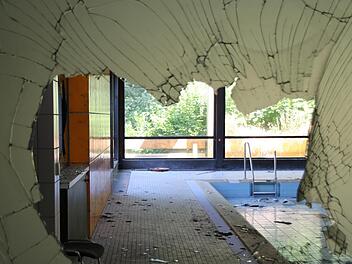 Gut acht Jahre nach der Schließung des Hallenbades ist die Zukunft noch immer ungewiss. Derweil sorgt eine Aussage des Bürgerbadvereinsvorsitzenden für einigen Wirbel. Thomas Malz