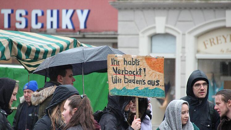 Rund 200 Schüler nahmen am Freitag an der zweiten "Fridays for Future"-Demonstration in Coburg teil.Oliver Schmidt