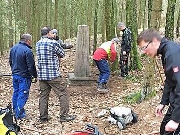 Das Mahnmal liegt den Mainrothern am Herzen, deshalb beschlossen die Aktiven der Feuerwehr, den Gedenkstein und das Umfeld am Roten Stein zu säubern. Foto: Ingrid Kohles